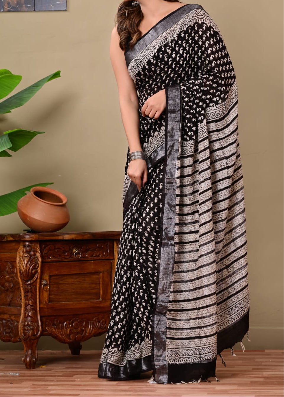 Black Kanika Linen Saree